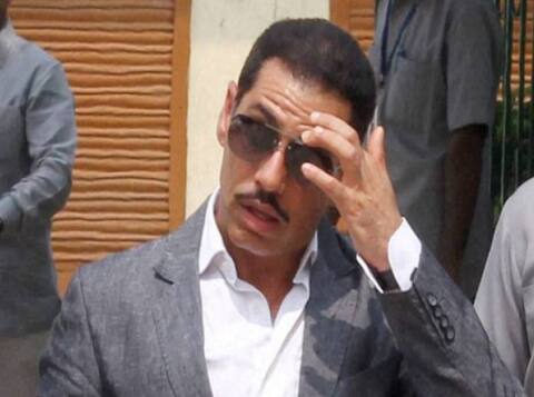 रॉबर्ट वाड्रा की कंपनियों से जुड़े लोगों के ठिकानों पर ED का छापा, वकील ने कहा-बदले की राजनीति रॉबर्ट वाड्रा की कंपनियों से जुड़े लोगों के ठिकानों पर ED का छापा, वकील ने कहा-बदले की राजनीति