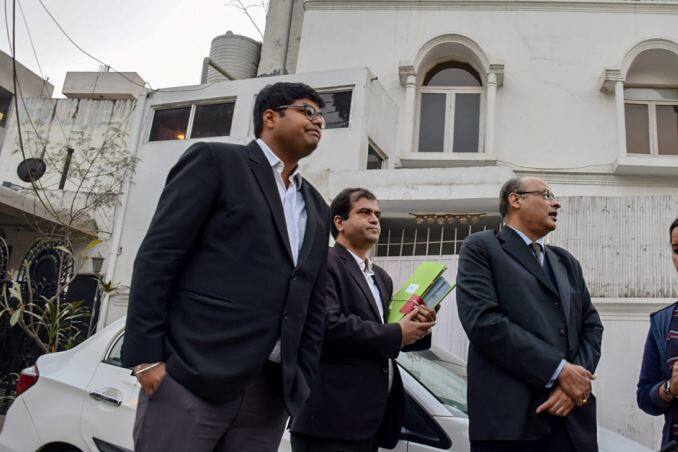 रॉबर्ट वाड्रा के दफ्तर में करीब 15 घंटों तक चली छापेमारी, किचन और वॉशरूम की दीवार तक को नहीं छोड़ा ED raids Congress's Robert Vadras office रॉबर्ट वाड्रा के दफ्तर में करीब 15 घंटों तक चली छापेमारी, किचन और वॉशरूम की दीवार तक को नहीं छोड़ा