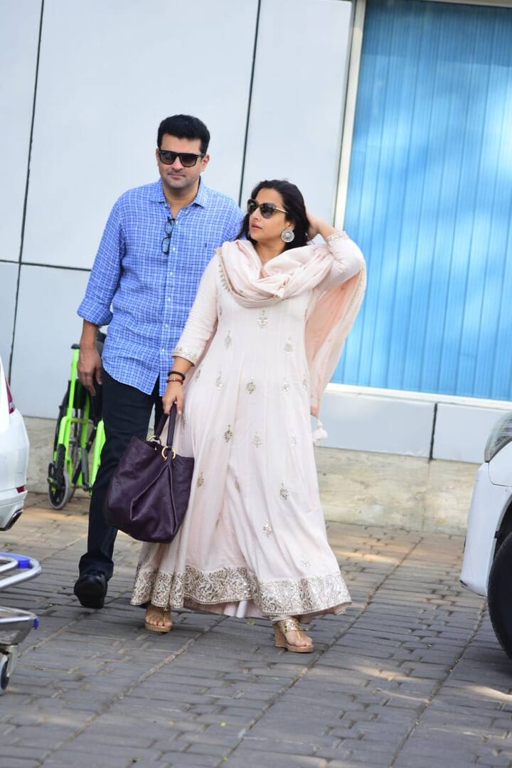 अभिनेत्री विद्या बालन भी अपने पति के सिद्धार्थ रॉय कपूर के साथ उदयपुर रवाना हो गई हैं. (तस्वीर: मानव मंगलानी)