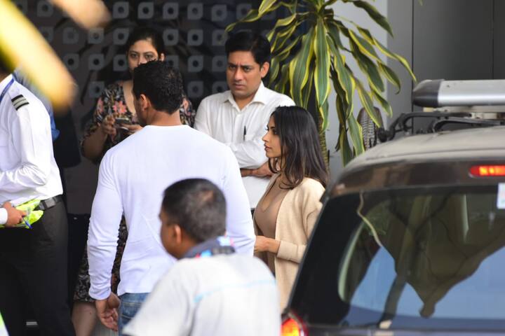 इस दौरान जॉन अब्राहम की पत्नी भी उनका साथ दिखाई दीं. (तस्वीर: मानव मंगलानी)
