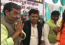 धरने पर बैठे कुशवाहा ने दिए मंत्री पद से इस्तीफे के संकेत, कहा- जनता के लिए पद क्या चीज है