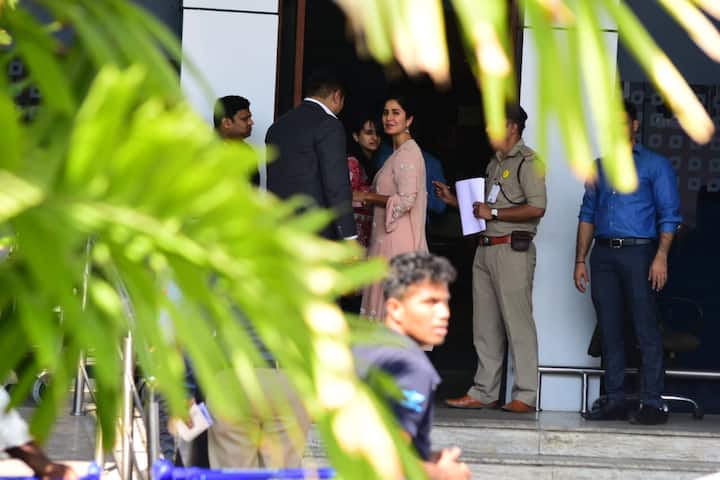  27 साल की ईशा 33 साल के अपने मंगेतर आनंद पीरामल के साथ मंगलवार को शादी के बंधन में बंधने वाली हैं. इस शादी में बी टाउन के सितारे अपनी मौजूदगी और परफॉर्मेंसेज से चांर चांद लगाते दिखाई देंगे. (तस्वीर: मानव मंगलानी)