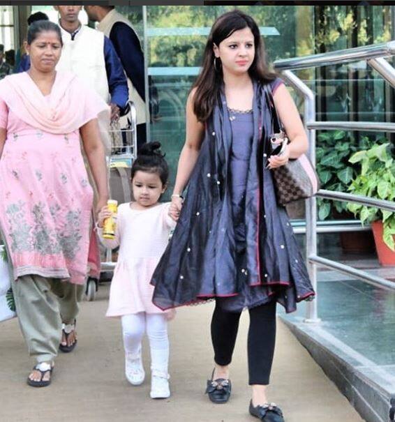 Sakshi Dhoni and ziva Dhoni arrive udaipur for Isha Ambani Wedding ईशा अंबानी की प्री-वेडिंग सेरेमनी अटेंड करने साक्षी धोनी, ज़हीर खान सहित खेल जगत की बड़ी हस्तियां उदयपुर पहुंचीं