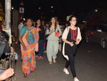 केदारनाथ फिल्म के लिए मन्नत मांगने मुक्तेश्वर मंदिर पहुंचीं सारा अली खान, गरीबों को खिलाया खाना