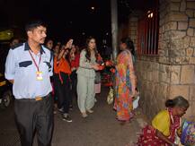 केदारनाथ फिल्म के लिए मन्नत मांगने मुक्तेश्वर मंदिर पहुंचीं सारा अली खान, गरीबों को खिलाया खाना