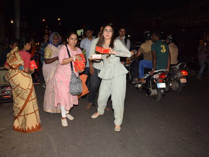 गरीबों को खाना खिलाकर सारा ने अपनी आने बाली फिल्मों के लिए भी आशिर्वाद लिया. 