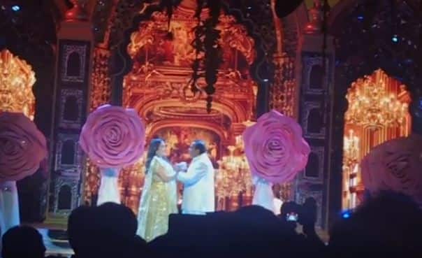 Isha Ambani Sangeet: शाहरुख खान के गाने पर रोमांटक अंदाज में पहली बार नीता-मुकेश अंबानी ने किया खूब डांस Nita ambani Mukesh Ambani romantic dance video on shahrukh khan song from Isha Ambani Sangeet ceremony Isha Ambani Sangeet Isha Ambani Sangeet: शाहरुख खान के गाने पर रोमांटक अंदाज में पहली बार नीता-मुकेश अंबानी ने किया खूब डांस