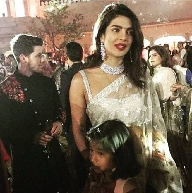  ईशा की खास दोस्त प्रियंका चोपड़ा भी अपने पति निक जोनास के साथ इस शादी में काफी मस्ती करती दिखाई दीं. 