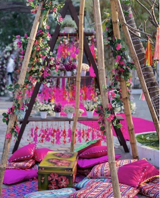 इसके बाद एयरपोर्ट से रिसीव करने के लिए लोगों को नियुक्त किया गया है ताकि टैक्सी में बैठाकर वेन्यू तक लाया जा सके.