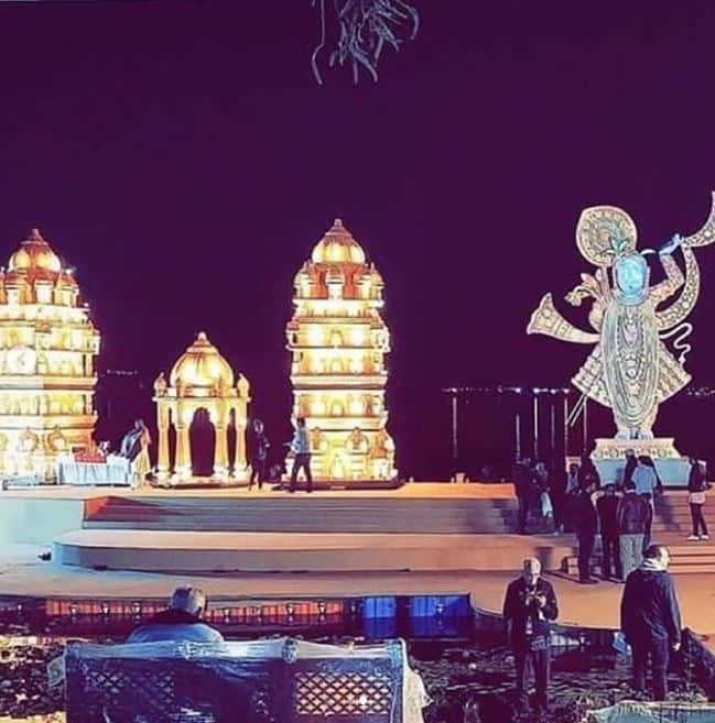 इस सेरेमनी से बॉलीवुड सितारों और वेन्यू की काफी सारी इनसाइड तस्वीरें सामने आई हैं, जिन्हें हम आपके लिए लाए हैं. 