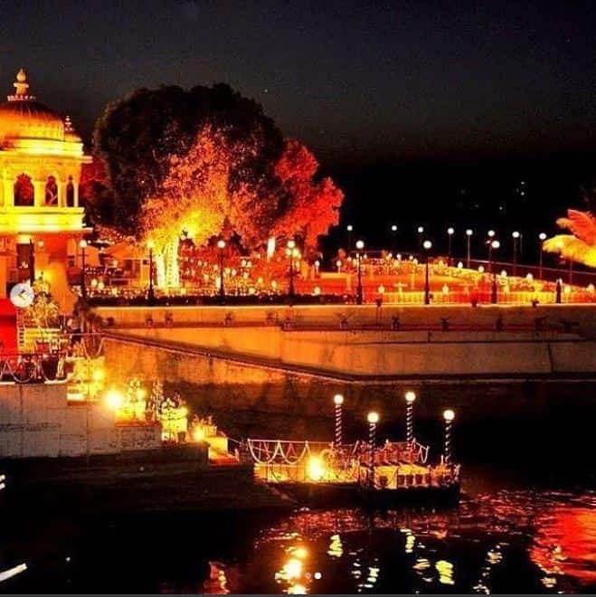 इस साल की शुरूआत में आनंद पीरामल ने महाबलेश्वर में मुकेश अंबानी के बेटी ईशा अंबानी को प्रपोज किया था. 