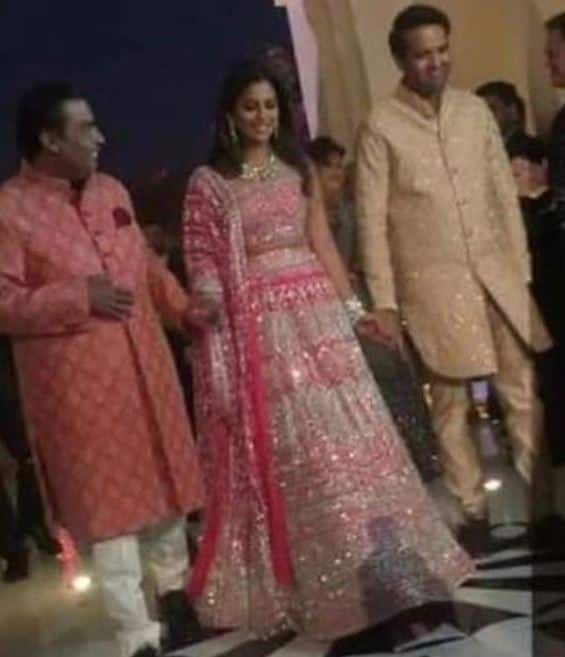 ईशा अंबानी मुकेश अंबानी और नीता अंबानी की इकलैती बेटी हैं ऐसे में वो उनकी शादी में जरा भी कमी नहीं छोड़ना चाहते हैं. इसका अंदाजा प्री वेडिंग इवेंट्स के अरेंजमेंट्स को देखकर ही लगाया जा सकता है. 