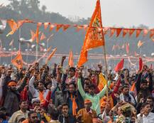 रामलीला मैदान में धर्मसभा खत्म, राम मंदिर निर्माण जल्द न होने पर दी सड़कों पर आंदोलन की चेतावनी