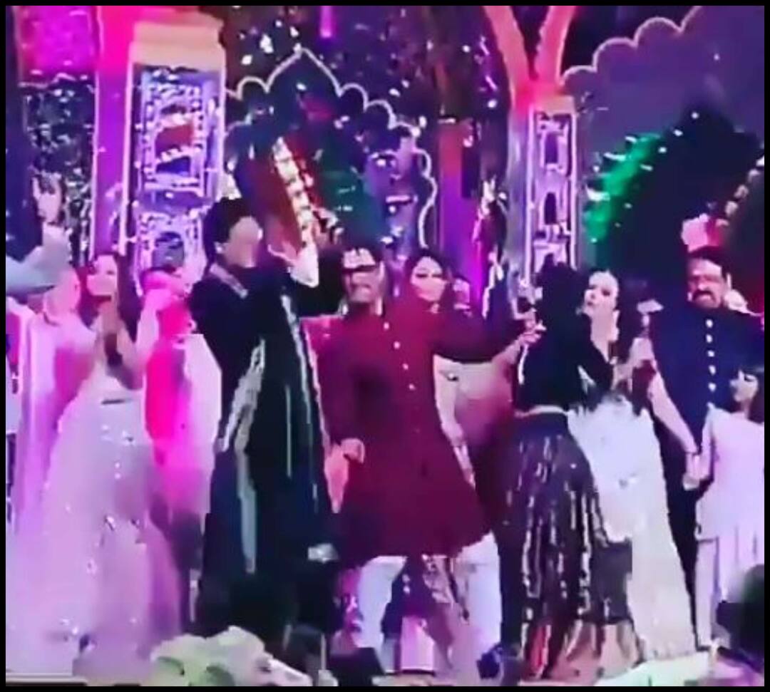 VIDEO: Shah Rukh khan and Aamir khan dance together at Isha ambani Sangeet ceremony VIDEO: ईशा अंबानी की संगीत सेरेमनी में स्टेज पर एक साथ झूमे शाहरुख और आमिर खान