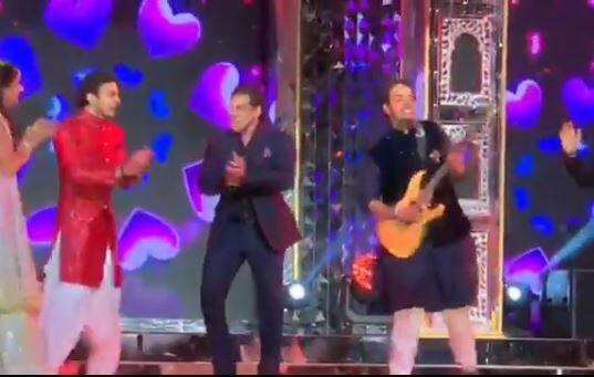 Isha Ambani Pre-wedding: अनंत अंबानी-राधिका मर्चेंट संग शाहरुख के गाने पर सलमान खान ने किया डांस Isha Ambani Pre-wedding: Salman khan dancing with Anant Ambani and Radhika merchant Isha Ambani Pre-wedding: अनंत अंबानी-राधिका मर्चेंट संग शाहरुख के गाने पर सलमान खान ने किया डांस