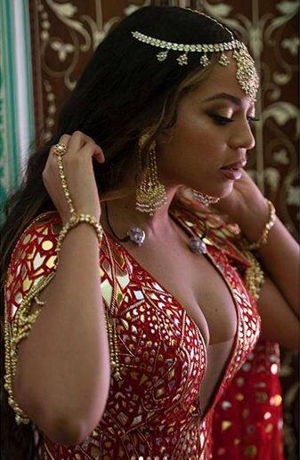 रेड ड्रेस के साथ बेयोंस ने देसी लुक को हॉट बनाने के लिए हेचर ज्वैलरी भी पहनी हुई थी.  फोटोः इंस्टाग्राम