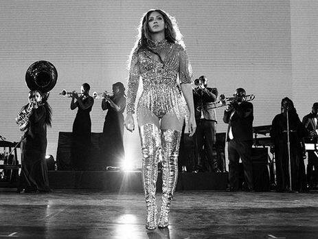 बेयोंस ने परफॉर्मेंस की कई तस्वीरें और वीडियो भी पोस्ट की हैं. बेयोंस के फैंस को ये वीडियो और तस्वीरें खूब पसंद आ रही हैं. वे इन पर जमकर लाइक्स और कमेंट्स कर रहे हैं. फोटोः इंस्टाग्राम