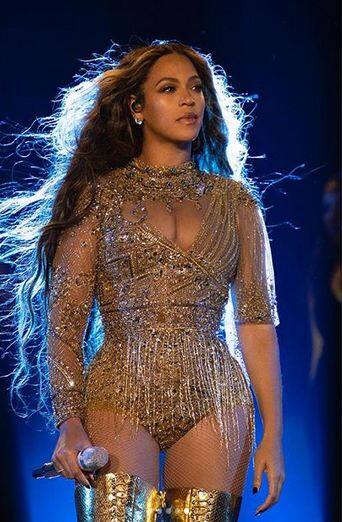 इंडस्ट्रियलिस्ट मुकेश अंबानी की बेटी ईशा अंबानी की संगीत सेरेमनी में रविवार को उदयपुर में अमेरिकन सिंगर बेयोंस ने परफॉर्म करके इस सेरेमनी में चार चांद लगा दिए. फोटोः इंस्टाग्राम