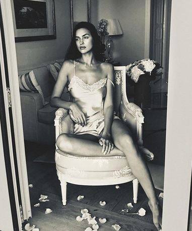 हालांकि ये तस्वीर ब्लैक एंड व्हाइट है और इरिना की शक्ल दिखाई नहीं दे रही लेकिन इसमें इरिना की बिकिनी फिगर काफी हॉट लग रही हैं. फोटोः इंस्टाग्राम