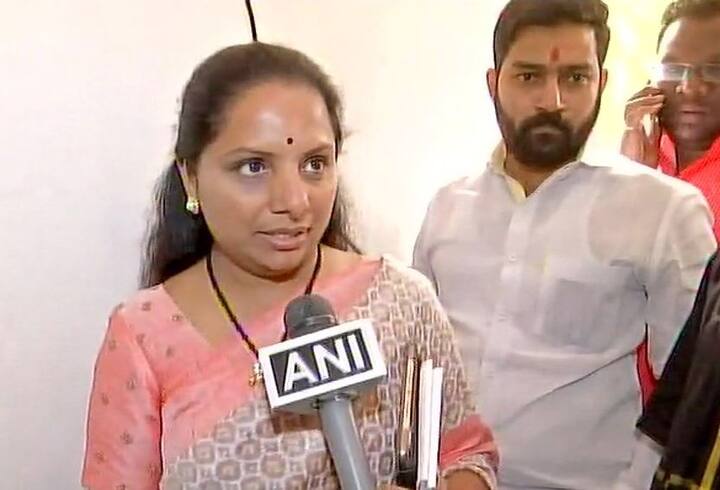 वहीं, टीआरएस प्रमुख की बेटी के. कविता ने इस जीत पर मीडिया से कहा, हारने वाली पार्टी अक्सर यही कहती है कि ईवीएम को हैक कर लिया गया है. यह बात सरासर गलत है. बीते दिन मुख्य चुनाव आयुक्त ने भी कहा था कि ईवीएम को इतनी आसानी से हैक नहीं किया जा सकता है. जनता ने हमें जश्न मनाने का मौका दिया है. तस्वीर: एएनआई 