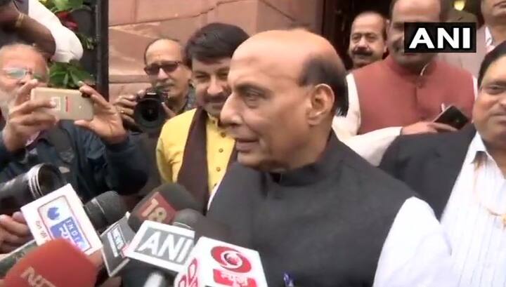 देश के गृहमंत्री राजनाथ ने रुझानों को लेकर कहा है कि अभी कुछ साफ नहीं है. इसके साथ ही उन्होंने जीतने वाली पार्टी और सभी जीते हुए विधायकों को बधाई दी है. लेकिन, ये भी कहा कि तेलांगना में महागठबंधन की हार हुई है. तस्वीर: एएनआई    