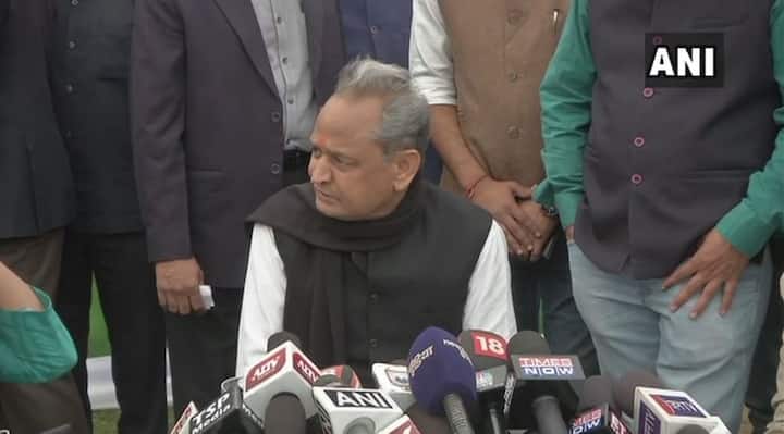 राजस्थान विधानसभा चुनाव के अब तक के रुझान के हिबास से नतीजे पूरी तरह से साफ नहीं हैं, लेकिन जिस तरह से लगातार रुझान आ रहे हैं उससे ऐसे पूरे आसार दिख रहे हैं कि सूबे में कांग्रेस की गठबंधन सरकार बन सकती है. इसका इस बात से भी अंदाज़ा लगाया जा सकता है कि राजस्थान में कांग्रेस के बड़े नेताओं ने सीएम की कुर्सी के लिए अपनी-अपनी दावेदारी तेज़ कर दी है. सचिन पायलट की प्रेस कॉन्फ्रेंस के बाद अशोक गहलोत भी मीडिया के सामने आए और बिना कहें उन्होंने भी सीएम के तौर पर अपनी दावेदारी पेश की. गहलोत ने इस दौरान कहा कि कांग्रेस को जनादेश मिला है. लेकिन, सीएम का फैसला पार्टी और विधायक दल पर छोड़ा. तस्वीर: एएनआई
