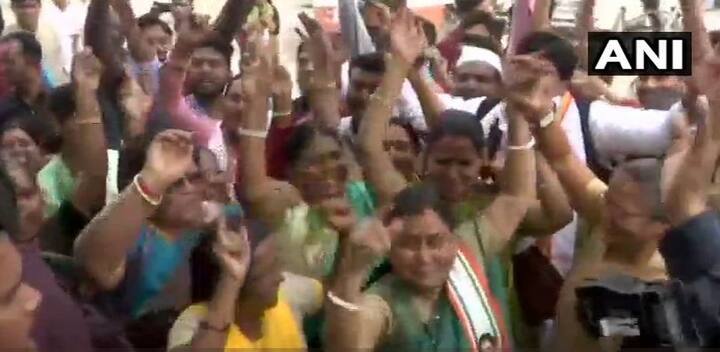  पार्टी के एक पदाधिकारी ने कहा, ‘‘कांग्रेस कार्यालय में 2014 के बाद इस तरह की खुशी दिख रही है. पार्टी के इस शानदार प्रदर्शन से पार्टी कार्यकर्ताओं में नया   उत्साह आया है.’’ फोटोः एएनआई ट्विटर