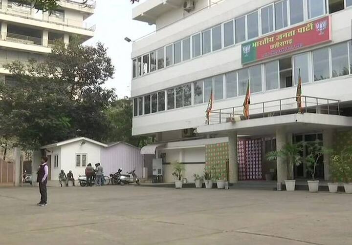 कांग्रेस कार्यकर्ताओं के लिए मंगलवार का दिन खुशखबरी वाला रहा लेकिन बीजेपी को मंगलवार को खासा झटका लगा. जी हां, विधानसभा चुनाव में जहां राजस्थान और छत्तीसगढ़ में कांग्रेस जीत की ओर है वहीं कांग्रेस मध्यप्रदेश में बीजेपी को कांटे की टक्कर देते हुए रूझानों में काफी आगे हैं. फोटोः एएनआई ट्विटर