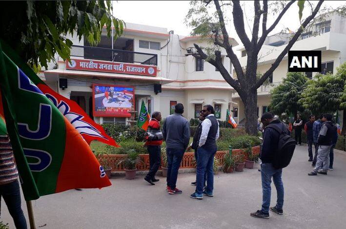 वहीं बीजेपी के जयपुर कार्यालय का भी यही हाल है. फोटोः एएनआई ट्विटर
