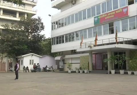 बीजेपी के जयपुर, रायपुर और मध्यप्रदेश के दफ्तरों के बाहर पसरा सन्नाटा, देखें तस्वीरें बीजेपी के जयपुर, रायपुर और मध्यप्रदेश के दफ्तरों के बाहर पसरा सन्नाटा, देखें तस्वीरें