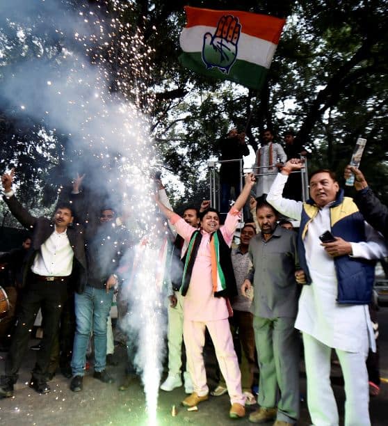 बहरहाल, दीन दयाल उपाध्याय मार्ग पर बीजेपी कार्यकर्ता दिखाई ही नहीं दिए. जबकि दिल्ली के अकबर रोड पर कांग्रेस मुख्यालय के बाहर कार्यकर्ताओं का जमावड़ा लग गया. फोटोः पीटीआई 