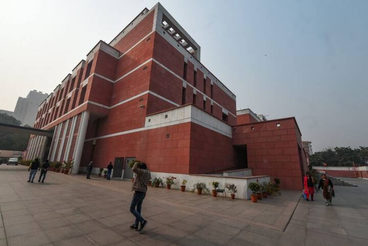 हालांकि दिल्ली पुलिस ने बीजेपी मुख्यालय के बाहर आईटीओ के आसपास बैरिकेडिंग कर दी थी ताकि बीजेपी के कार्यकर्ताओं को 5 राज्यों के विधानसभा चुनाव के नतीजों के बाद जश्न मनाने के दौरान कंट्रोल किया जा सके.  फोटोः पीटीआई 