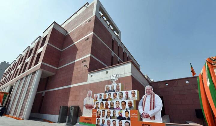  
एक और जहां बीजेपी के दिल्ली मुख्यालय के बाहर सन्नाटे की तस्वीरें सामने आ रही हैं. वहीं बीजेपी के कुछ कार्यकर्ता राजस्थान में बीजेपी और मध्यप्रदेश में बीजेपी और कांग्रेस की कड़ी टक्कर के चलते जश्न मनाते आ रहे हैं. 
फोटोः पीटीआई  