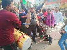 गोरखपुर: सीएम सिटी में जीत का जश्न, ढोल-नगाड़े की थाप पर जमकर नाचे कांग्रेसी