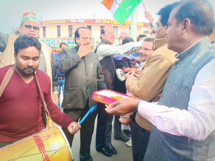 पांच राज्यों के चुनाव परिणाम कांग्रेस के पक्ष में आने की खुशी में मंगलवार को गोरखपुर में कांग्रेसियों ने सड़क पर जमकर जश्न मनाया और ढोल-नगाड़े की थाप पर खूब थिरके. गोरखपुर के चेतना तिराहे पर इकट्ठा हुए कांग्रेस पार्टी के कार्यकर्ताओं ने एक-दूसरे को मिठाई खिलाकर इस जीत की खुशी को साझा किया और ढोल नगाड़ा के बीच थिरकते हुए अपनी खुशी का इजहार किया.