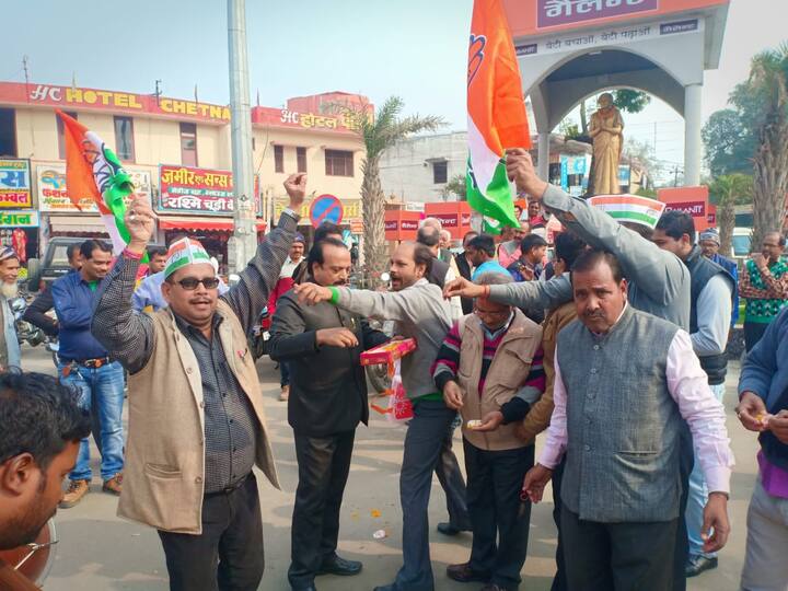  अरुण अग्रहरि ने कहा कि अब जनता ने जो परिणाम दिया है. उसे देखकर बीजेपी को समझना होगा कि जनता विकास के मुद्दे पर वोट देती है. न कि धर्म और जाति के बयानबाजी के आधार पर जनता को कोई बांट सकता है. 2019 में भी जीत के जश्न को जारी रखने का दावा करने वाले कांग्रेस के कार्यकर्ता आज के इस जीत से बेहद उत्साहित नजर आए.