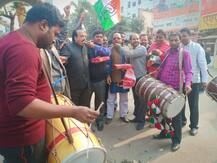 गोरखपुर: सीएम सिटी में जीत का जश्न, ढोल-नगाड़े की थाप पर जमकर नाचे कांग्रेसी