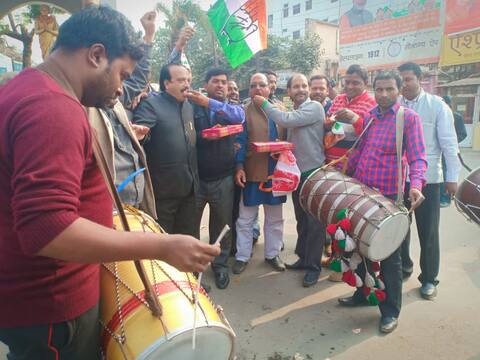 गोरखपुर: सीएम सिटी में जीत का जश्न, ढोल-नगाड़े की थाप पर जमकर नाचे कांग्रेसी गोरखपुर: सीएम सिटी में जीत का जश्न, ढोल-नगाड़े की थाप पर जमकर नाचे कांग्रेसी