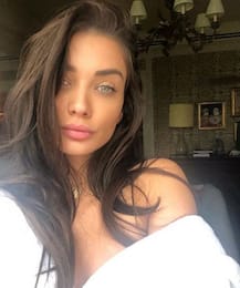 ब्रालेस ड्रेस में नजर आई एमी जैक्सन, देखें तस्वीरें