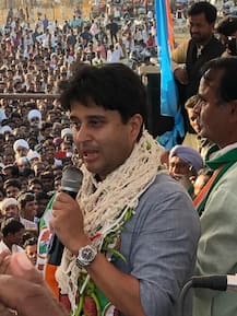 सिंधिया ने पूरा किया BJP की विदाई का वचन, अब जाकर पहनी सूत की जगह फूलों की माला