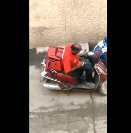 Video shows Zomato boy eating delivery food Zomato के डिलीवरी बॉय ने खाना पहुंचाने से पहले तीन बार पैकेट में हाथ डालकर खाया खाना, वीडियो वायरल