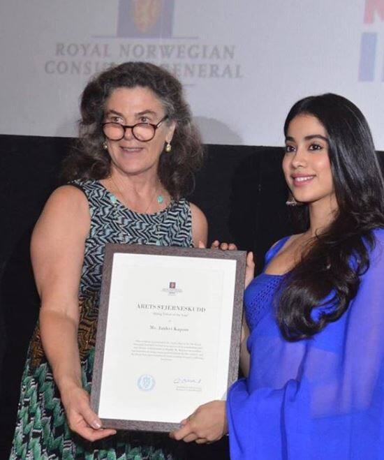 'धड़क' की अभिनेत्री अपने पिता और फिल्म निर्माता बोनी कपूर के साथ नीले रंग की साड़ी पहने पुरस्कार लेने पहुंची. उन्होंने नॉर्वे के नामी निर्देशक इराम हम की मौजूदगी में सम्मानित किया गया. 