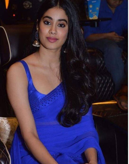 मुंबई के मेट्रो आईनॉक्स में हुए इस सम्मान समारोह में अवॉर्ड लेते वक्त जान्हवी ने कहा, 