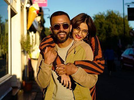 आनंद आहूजा- निक जोनस की तरह ही सोनम कपूर के पति और दिल्ली के कारोबारी आनंद आहूजा को भी गूगल पर खूब सर्च किया गया. फोटोः इंस्टाग्राम