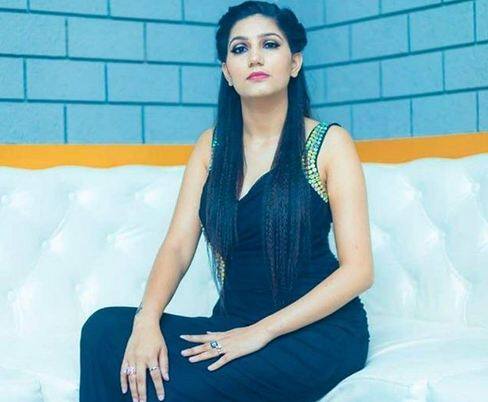 सपना चौधरी- आपको जानकर हैरानी होगी हरियाणा की पॉपुलर डांसर सपना चौधरी इस फेहरिस्त में तीसरे नंबर पर हैं. फोटोः इंस्टाग्राम