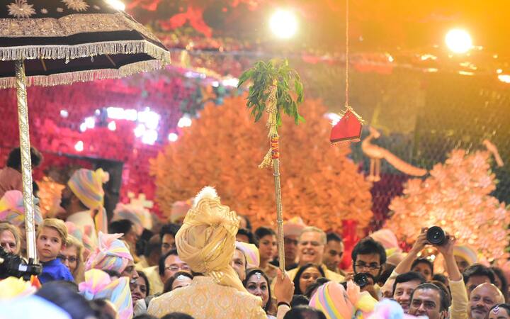 इस तस्वीर में आप दुल्हे आनंद पीरामल को देख सकते हैं. हालांकि आनंद की सामने से कोई तस्वीर अभी तक नहीं आ पाई है.