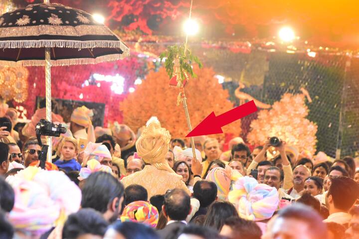 ईशा अंबानी को अपनी दुल्हन बनाने के लिए आनंद पीरामल बारात लेकर अंबानी के दरवाजे पर पहुंच चुके हैं. देखें तस्वीरें