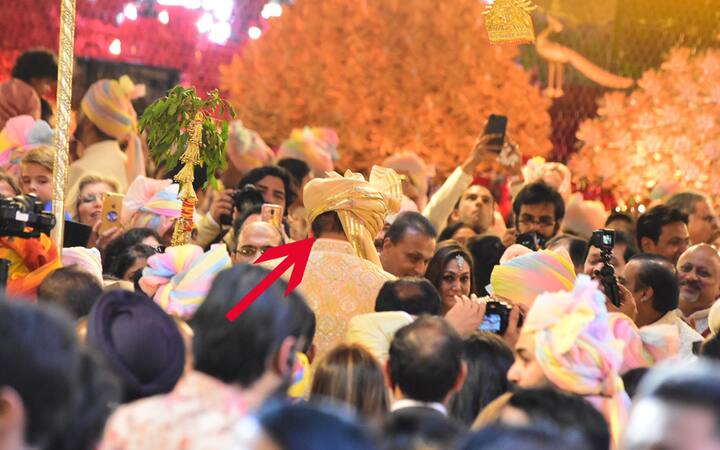 दरवाजे पर मुकेश अंबानी खुद दुल्हे का स्वागत करते दिखे.