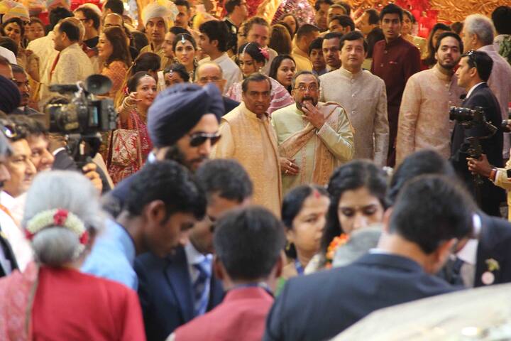 बारातियों के स्वागत के लिए मुकेश अंबानी सहित पूरा अंबानी परिवार बाहर दरवाजे पर मौजूद है.