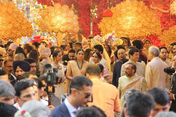 जब बारात दरवाजे पर पहुंचीं उस वक्त अंबानी परिवार की होने वाली बहू श्लोका सहित पूरा अंबानी परिवार उनके स्वागत के लिए मौजूद था.